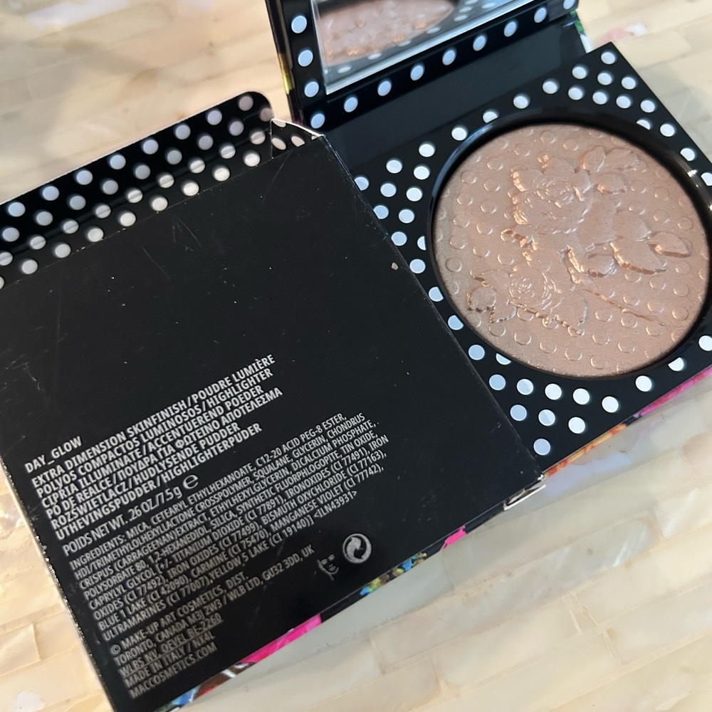 MAC Cosmetics Gold Highlighter Shimmer